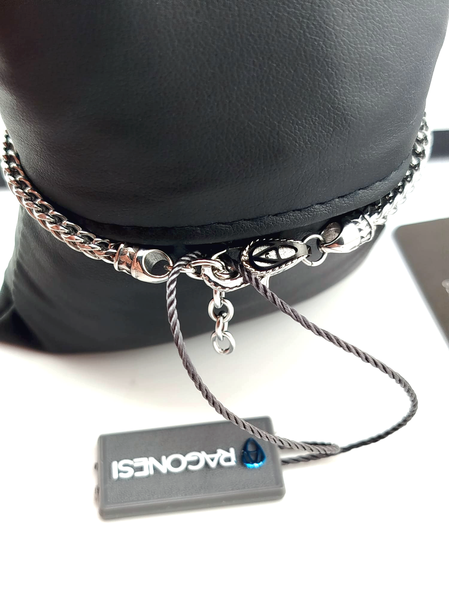 Aragonesi Santiago BR3605 – Bracciale Uomo in Acciaio 316L maglia intrecciata brunita e una sfera in agata occhio di tigre.